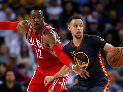 Curry protege la pelota ante Howard