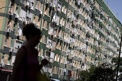 Equipos de aire acondicionado en la fachada de un edificio de viviendas en Su Eminencia (Sevilla).