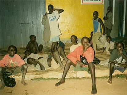 Niños ugandeses se refugian en el centro de Gulu por temor a los secuestros.