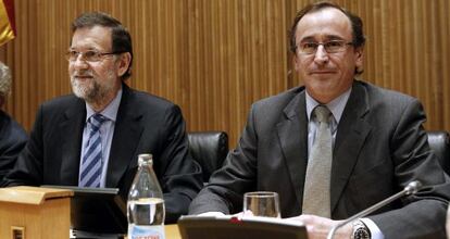 El portavoz parlamentario del PP, Alfonso Alonso, junto al presidente del Gobierno, Mariano Rajoy, en una reuni&oacute;n del grupo popular.