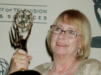 Kathryn Joosten, tras ganar el Emmy en 2005.
