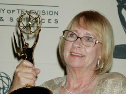 Kathryn Joosten, tras ganar el Emmy en 2005.