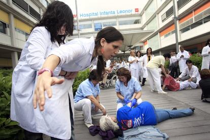 7 de mayo de 2013. Trabajadores del hospital Infanta Leonor de Madrid escenifican con una "performance" los recortes en una acción coincidiendo con la convocatoria de huelga en la sanidad madrileña, en rechazo a la externalización de servicios en centros y hospitales.