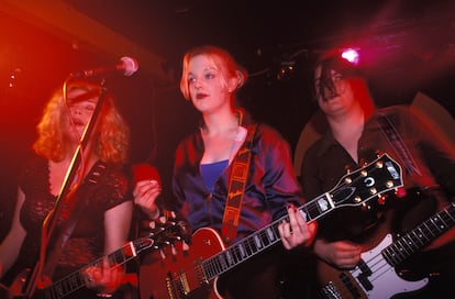 LAS DEMÁS. KENICKIE se disolvió en 1998. Su vocalista, Lauren Laverne, publicó un EP en 2000 pero, después de eso, se ha convertido en una de las más afamadas presentadoras de televisión y radio del Reino Unido (actualmente, conduce un recomendabilísimo programa en la BBC 6). Su guitarrista, Marie du Santiago, formó otros dos grupos y trabaja en la universidad de Sunderland, mientras que la bajista, Emmy-Kate Montrose, tras formar parte de la banda Rosita junto a Marie, imparte clases de Sociología en la Universidad de Goldsmiths. SALAD se separaron también en 1998 tras un declive de su éxito, pero volvieron en 2016 y siguen en activo, y SHAMPOO dejaron de publicar discos y actuar en directo en el 2000. En una entrevista con la revista Q, en 2019, declaraban que nunca se disolvieron oficialmente, pero, en un proceso natural, tampoco volvieron a hacer música en cuanto vieron que querían tener niños y una vida estable. En la imagen, Marie Du Santiago, Lauren Laverne, Emmy-Kate Montrose, en un concierto de Kenickie en 1996.