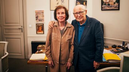 Serge Klarsfeld y Beate Klarsfeld, en su oficina en París.