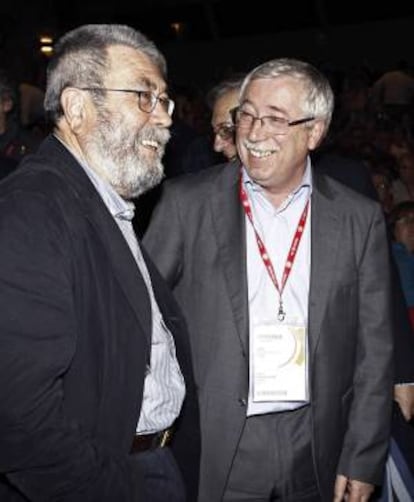 Los secretarios generales de UGT, Cándido Méndez (izquierda), y de CCOO, Ignacio Fernández Toxo (derecha), antes de la inauguración del 41 Congreso confederal de UGT