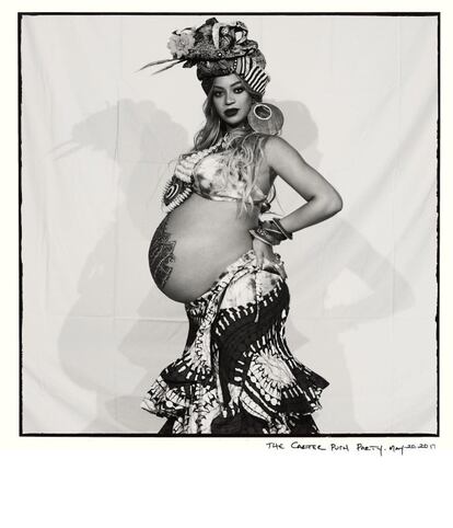 Para el 'baby shower', la tradicional fiesta de EE UU para dar la bienvenia a un bebé, Beyoncé se visitó de acuerdo con la temática de la fiesta. Un turbante y un estilismo con aires africanos que dejaban al descubierto su barriga.