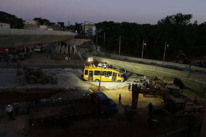 Os trabalhos de resgate na noite desta quinta-feira.