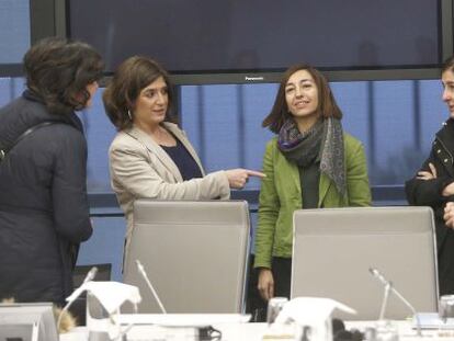 La diputada de Hacienda de Gipuzkoa, Helena Franco, señala a las técnicos de su departamento Yolanda Domínguez, María Jesús Pérez y Coro Pereiro.