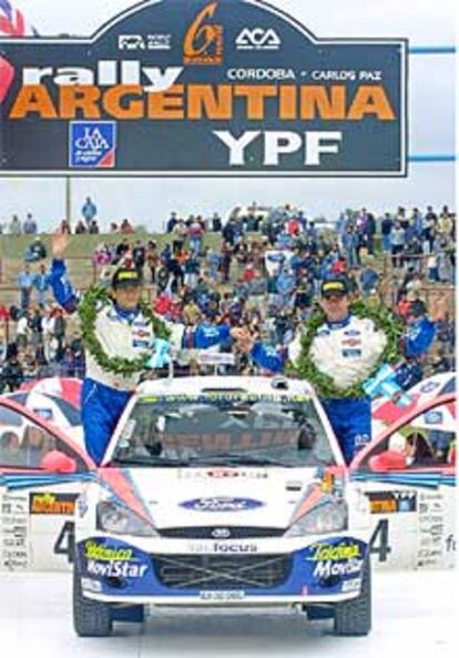 Moya y Sainz saludan desde su Ford Focus tras ganar en Argentina.