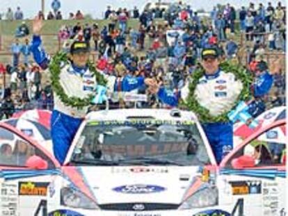 Moya y Sainz saludan desde su Ford Focus tras ganar en Argentina.