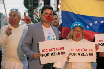 Un grupo de venezolanos exigen a la Corte Penal Internacional que investigue presuntos crímenes de lesa humanidad en respuesta al llamamiento de María Corina Machado, este domingo en Murcia, España.