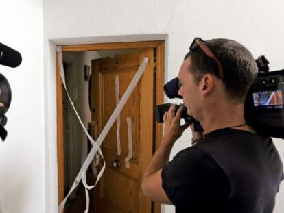 Dos cámaras graban la entrada de la vivienda donde ocurrió el suceso.