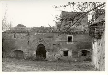 Fachada del monasterio de San Salvador de Nogal de las Huertas (Palencia), en una imagen de 1972 en la que se aprecia que aún conservaba el cimborrio.