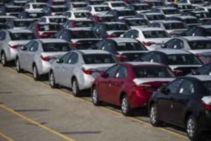 Veh&iacute;culos nuevos en una planta de Toyota.