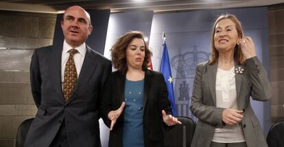 Guindos, Santamaría y Pastor, tras el Consejo de Ministros.