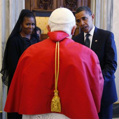 El matrimonio Obama conversa con el papa Benedicto XVI en la biblioteca del Vaticano.