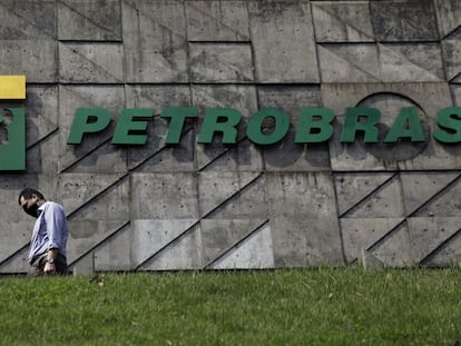 Un hombre camina frente a la sede principal de Petrobras en Río de Janeiro, en septiembre de 2020.