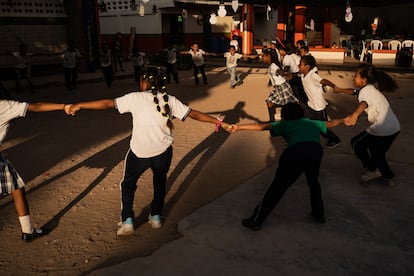 Niños juegan en una escuela en Paraguachón, La Guajira