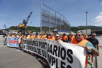 Los estibadores del Puerto de Pasaia (Gipuzkoa) participan en una manifestación en las instalaciones del puerto, en la segunda jornada de huelga convocada por este colectivo.