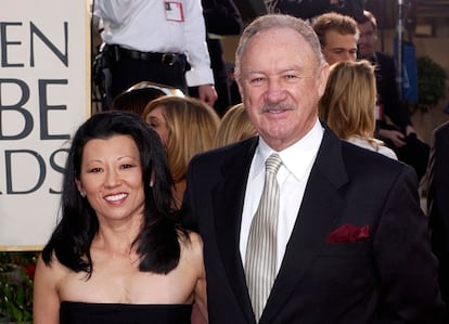El actor Gene Hackman y su mujer, Betsy Arakawa, el 19 de enero de 2003, en los Globos de Oro en Beverly Hills (California).