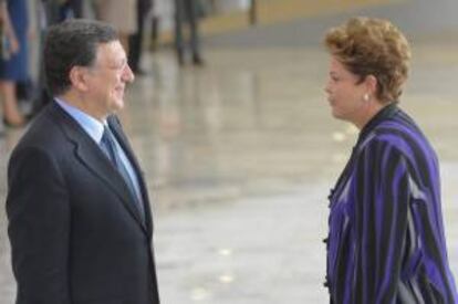 La presidenta de Brasil Dilma Rousseff (d) recibe al representante europeos para la Sexta Cumbre Unión Europea-Brasil, el presidente de la Comisión Europea, José Manuel Durao Barroso (d), en el Palacio de Planalto en Brasilia (Brasil).