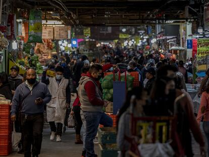 Compradores en la Central de Abasto de Ciudad de México.