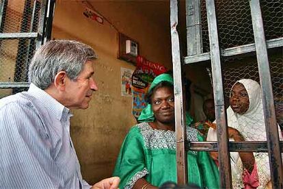 El presidente del Banco Mundial, Paul Wolfowitz conversa con dos mujeres en Abuja (Nigeria).