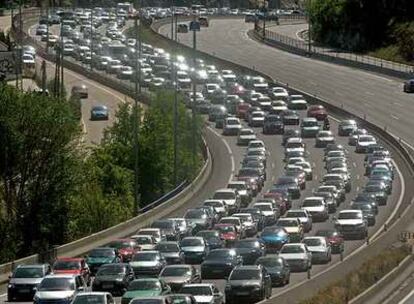 Atasco en la salida de Madrid por la A-6, una de las más afectadas por las retenciones.