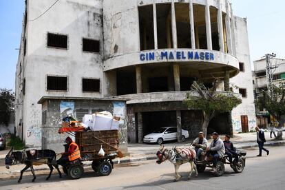 Habitantes de Gaza passam em frente a um cinema abandonado, no dia 21 de fevereiro de 2019. Os residentes mais antigos lembram com nostalgia da vida cultural da cidade durante a década de 1960, quando se projetavam filmes egípcios nos cinemas. Mas a partir da década dos 80, os grupos islamistas fundamentalistas começaram a incendiar os locais de entretenimento público.