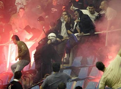 Hinchas del PAOK griego y del Estrella Roja serbio se enfrentan ayer durante la sexta jornada de la Copa ULEB.