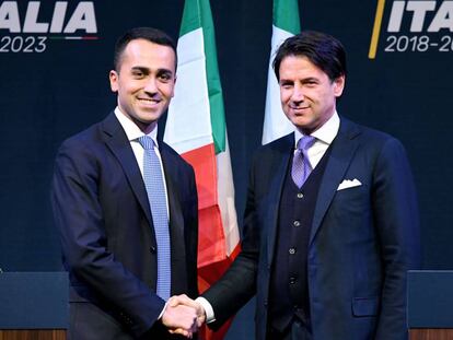 Giuseppe Conte (derecha), el día de la presentación del equipo de Gobierno del M5S para las elecciones de marzo.