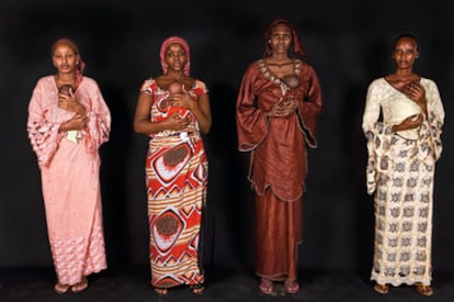 Reunimos a un buen grupo de madres en el hospital Rey Balduino de Dakar. Posaron orgullosas, guapísimas, con sus mejores galas y su más preciada posesión: sus niñitos. Todos recogidos en el pecho, en la zona más acogedora del cuerpo humano, cerca del corazón de quien les encendió la vida.