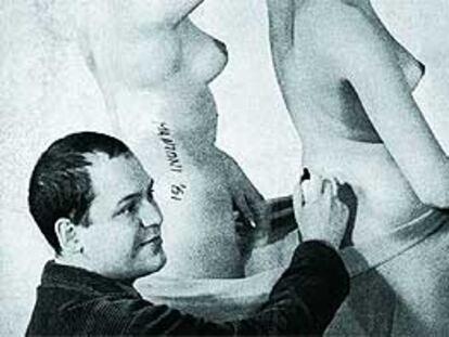 El artista italiano Piero Manzoni, firmando unas <b></b><i>esculturas vivas</i> (1961).