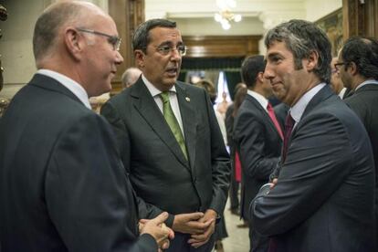 José Luis Bilbao, en el centro, con Josu Urrutia, a la derecha, y José María Iruarrizaga.