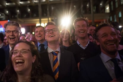 Seguidores del partido liberal VVD celebran la victoria del primer ministro, Mark Rutte, en La Haya (Holanda).