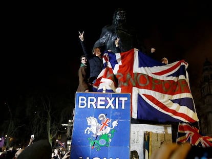Celebración del Brexit, el pasado 31 de enero junto a la estatua de Winston Churchill en Londres.