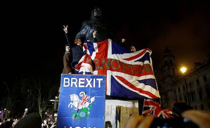 Celebración del Brexit, el pasado 31 de enero junto a la estatua de Winston Churchill en Londres.