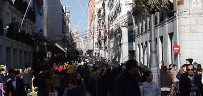 Afluencia de personas en la calle preciados de Madrid, en los días previos a las celebraciones de Navidad de 2019.