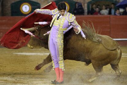 Sebastián Castella inició su faena con este pase cambiado por la espalda.