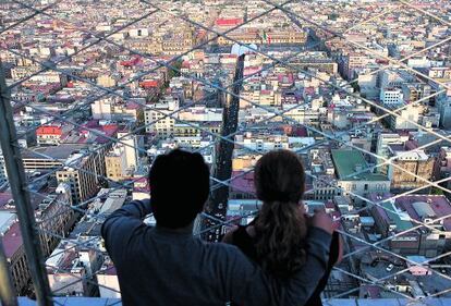 Um casal olha para o horizonte na Cidade do México.