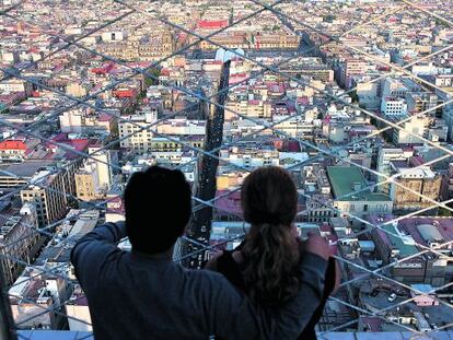 Una pareja mira al horizonte en México D.F.