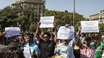 Un grup de membres de la comunitat Ahmadia mostren cartells en contra del terrorisme.