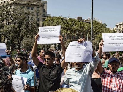 Un grup de membres de la comunitat Ahmadia mostren cartells en contra del terrorisme.