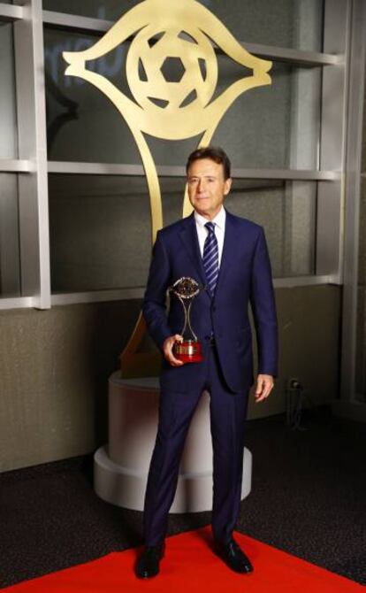 El periodista Matias Prats, tras recibir el 'Premio a Mejor Presentador/a de Informativos' en los Iris.