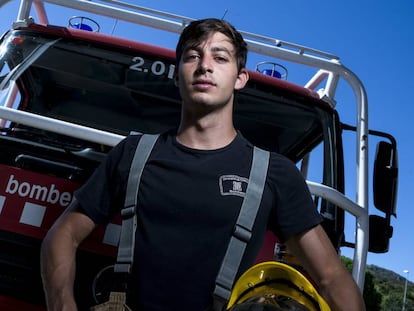 Jonathan Garcia, bomber, entén la professió com un servei a les persones.