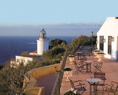 Erigido en una antiguo hostal del siglo XVIII y asomándose al mar desde un acantilado de 175 metros de altura, el faro de San Sebastián de la Guarda es el único que ofrece a la vez vistas al mar y a las playas de Tamariu, Llafranc y Calella de Palafrugell.
Precio: desde 105 euros la noche para dos.