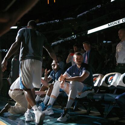 Casi en la oscuridad, el locutor del FedEx Forum presenta a los jugadores titulares de su equipo antes de un partido. Como una liturgia, Marc Gasol aguarda su turno para oír su nombre y saltar a la cancha, escuchar el rugido de los aficionados y la interpretación del himno de Estados Unidos.