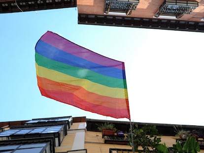 Una bandera del Orgullo Gay ondea en una calle de Madrid durante el pregón de las fiestas de la comunidad LGTBI+.