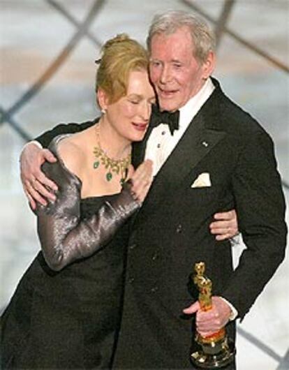 Peter O&#39;Toole, Oscar a toda la carrera, se abraza con Meryl Streep.